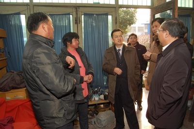 2011年春節(jié)前，公司董事長(zhǎng)兼黨委書(shū)記潘建清親自到群益村村民家中走訪慰問(wèn)